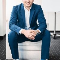Philipp Schatz, Geschäftsleiter Medical bei medi, hebt das innovative Standkonzept von medi bei der OTWorld hervor: ein interaktives Erlebnis der ganzheitlichen Therapielösungen von medi.  Philipp Schatz, Geschäftsleiter Medical bei medi, hebt das innovative Standkonzept von medi bei der OTWorld hervor: ein interaktives Erlebnis der ganzheitlichen Therapielösungen von medi.