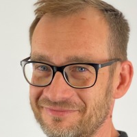 Master prosthetist and orthotist Frank Naumann develops bespoke solutions for people with severe injuries – precisely fitted, functional and tailored to the demands of everyday life. Photo: Orthovital GmbH