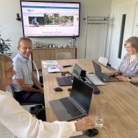 Welche Themen sollen den Weltkongress der OTWorld 2028 prägen? Kongresspräsident Thomas Mitzenheim (Mitte) beim Austausch mit Antje Feldmann (l.) und Sahra Iking (r., beide Confairmed GmbH) im August 2026 in der Orthopädie- und Rehatechnik Dresden GmbH. 