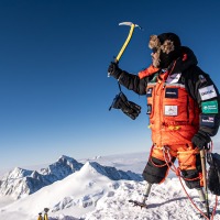 Hari Budha Magar auf dem Gipfel des Mount Vinson in der Antarktis am 6. Januar 2026: Der beidseitig oberschenkelamputierte Bergsteiger und Botschafter für Barrierefreiheit hat als erster Mensch mit dieser Einschränkung die höchsten Berge aller sieben Kontinente bestiegen. 