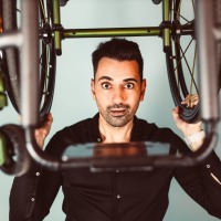 Tan Çağlar moderiert die Eröffnung der OTWorld 2026. Der Schauspieler, Comedian und Rollstuhlnutzer setzt sich für mehr Sichtbarkeit und Inklusion in Medien und Öffentlichkeit ein. 