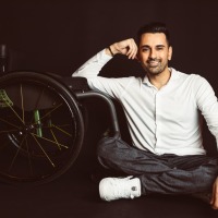 Tan Çağlar will host the opening ceremony of OTWorld 2026. The actor, comedian and wheelchair user advocates for greater visibility and inclusion in media and public life. Photo: Katharina Zimmer