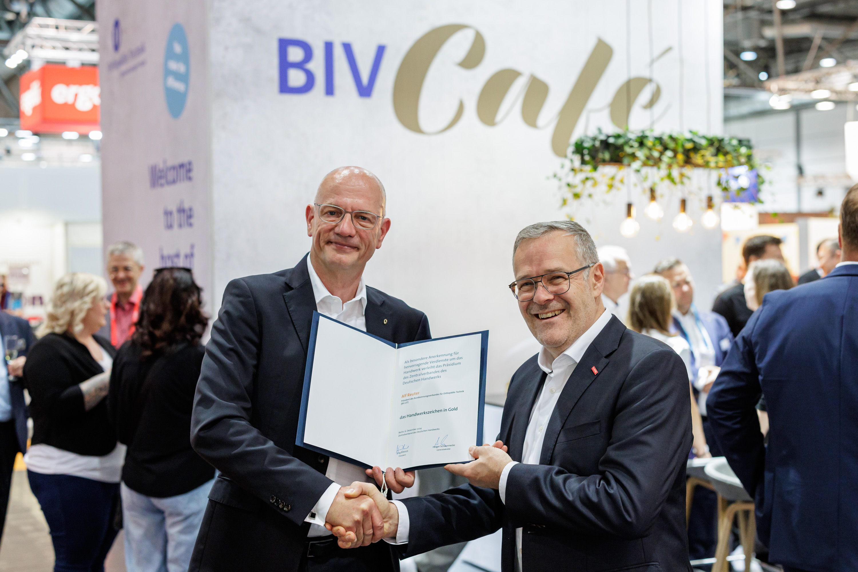 ZDH-Präsident Jörg Dittrich (rechts) überreichte Alf Reuter (links), Präsident des BIV-OT, auf der OTWorld 2026 das Handwerkszeichen in Gold – die höchste Auszeichnung des deutschen Handwerks.