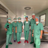 Einblick in den Klinikalltag von Kongresspräsident Prof. Dr. Christoph Lohmann. Im Bild (v. l. n. r.): Ruth Justen (BIV-OT), Sahra Iking und Antje Feldmann (beide Confairmed GmbH), Dr. med. Agnieszka Halm-Pozniak und Prof. Dr. Christoph Lohmann (beide Orthopädische Universitätsklinik Magdeburg) sowie Anja Hummel.