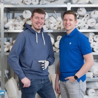 Abb. 1 Sebastian Fenske (l.) und Orthopädietechnik-Meister Bernhard Oelßner (r.) in der Gipswerkstatt. Hier erarbeitet Bernhard Oelßner aus dem Gipsabdruck des Armstumpfes den Prothesenschaft für Sebastian Fenske.