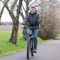 Abb. 3 Sebastian Fenske beim Fahrradfahren. Der Prothesenadapter ermöglicht ihm die Lenkung nach der Amputation seiner linken Hand. 