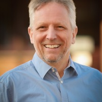 Abb. 4 Orthopädietechnik-Meister Stephan Klör legt viel Wert auf das Probetragen der Kompressionsbestrumpfung.