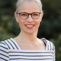 Abb. 5 Katrin Rammin braucht nur 2 Minuten, um ihre maßgefertigten Kompressionsstrümpfe anzuziehen.