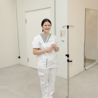 Abb. 3 Krankenschwester Lena Beister übt dank Neurostimulation nach einem Schlaganfall wieder ihren Beruf aus.  Abb. 3 Krankenschwester Lena Beister übt dank Neurostimulation nach einem Schlaganfall wieder ihren Beruf aus.