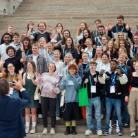 Ein Gruppenbild mit vielen Menschen auf der Treppe des Glashalle. Ein Gruppenbild mit vielen Menschen auf der Treppe des Glashalle.
