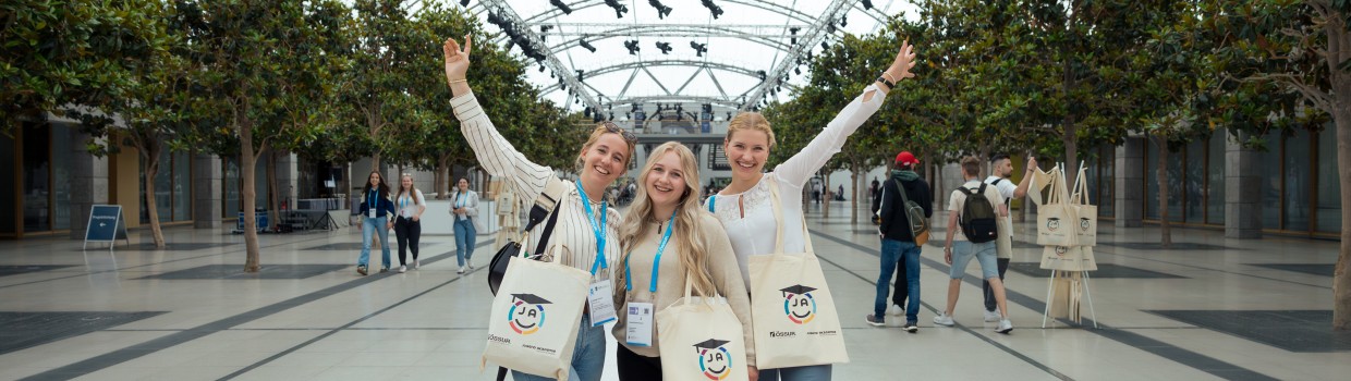 Jugend.Akademie TO: Drei Teilnehmerinnen der Jugend-Akademie TO 2024 posieren in der Glashalle