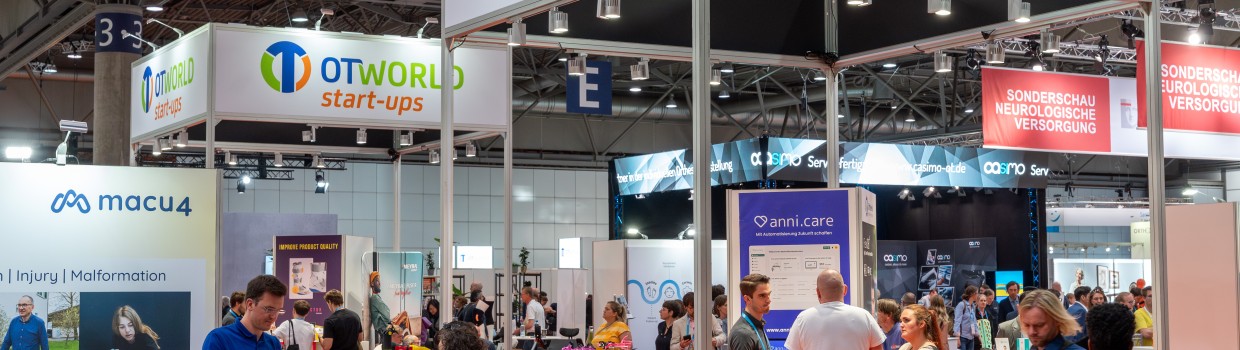 Gut besuchter Messestand, darüber in goßen Lettern: "OTWorld start-ups". Gut besuchter Messestand, darüber in goßen Lettern: "OTWorld start-ups".
