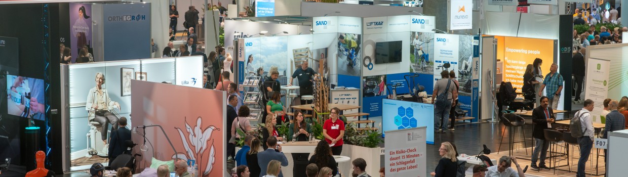Überblick über die Sonderschau ‚Neurologische Versorgung‘ auf der OTWorld mit zahlreichen Besucher:innen, Informationsständen und interaktiven Präsentationen.