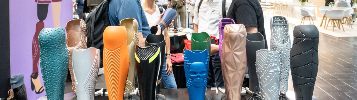 Individuell gestaltete Prothesenverkleidungen in sportlichen und auffälligen Designs auf der OTWorld.