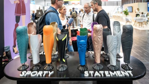 Individuell gestaltete Prothesenverkleidungen in sportlichen und auffälligen Designs auf der OTWorld.