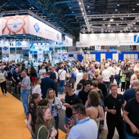 Gesellige Zusammenkunft am Messeabend. Zahlreiche Gespräche. Es wir dgegessen und getrunken. 