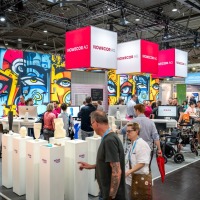 Ein Unternehmen präseniert die Möglichkeiten des 3D-Drucks in der Hilfsmittelversorgung. Viele Besucher befinden sich am Messestand.