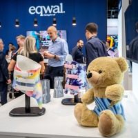 Zwei bunte, schön designte Stützkorsette für Kinder, daneben ein Teddybär.