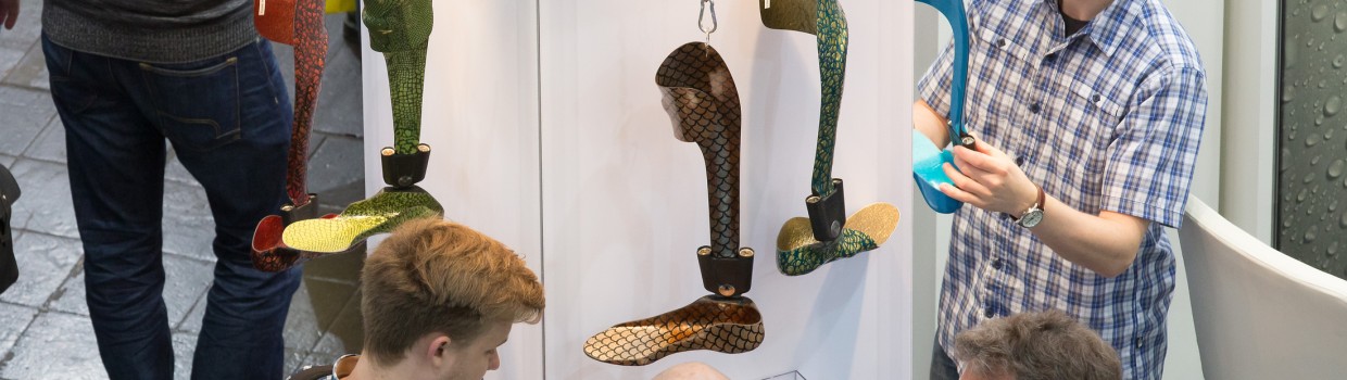 Trade fair visitors look at a system ankle joint. Trade fair visitors look at a system ankle joint.