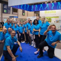 Around 20 employees of an exhibitor pose in blue T-shirts. Around 20 employees of an exhibitor pose in blue T-shirts.