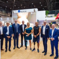 Group photo at OTWorld at an exhibition stand, among the participants are people with prostheses and representatives of the industry. Group photo at OTWorld at an exhibition stand, among the participants are people with prostheses and representatives of the industry.