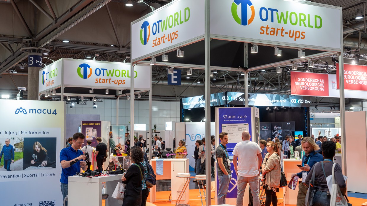 Well-attended trade fair stand, above it in large letters: “OTWorld start-ups”.