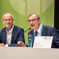 Two experts during a panel discussion at OTWorld, one of them speaking into the microphone, nameplate: Prof. Dr. Thomas Wirth Two experts during a panel discussion at OTWorld, one of them speaking into the microphone, nameplate: Prof. Dr. Thomas Wirth