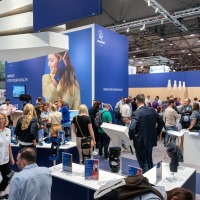 Knee joint orthoses are presented at a well-attended trade fair stand. Knee joint orthoses are presented at a well-attended trade fair stand.