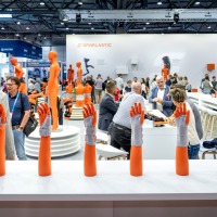 A table with six hand models showing different wrist supports. A table with six hand models showing different wrist supports.